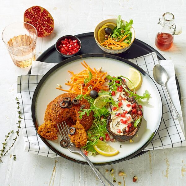 Cake bowl avec crudités et aubergine rotie - recette saine préparée par styliste culinaire paris