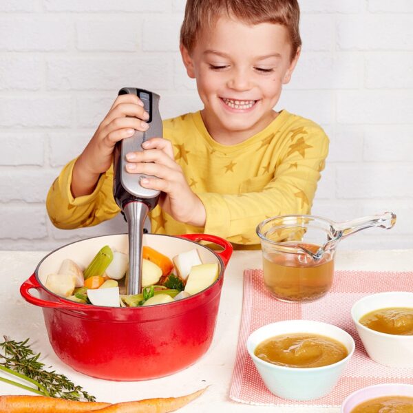 enfant mixant de la soupe mise en scene par styliste culinaire pour les editeurs