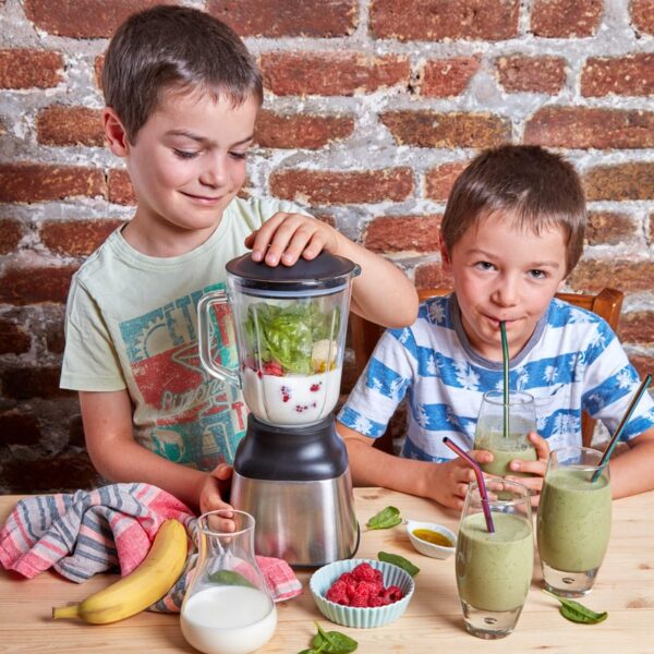 enfants qui préparent un smoothie épinards avec styliste culinaire pour éditeurs