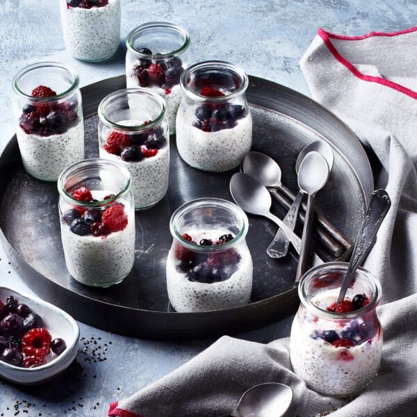 pudding de chia aux fruits rouges en atmosphere sombre par styliste culinaire pour editeurs